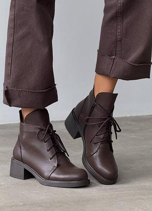 Классические кожаные демисезонные ботинки на широком каблуке цвет шоколад