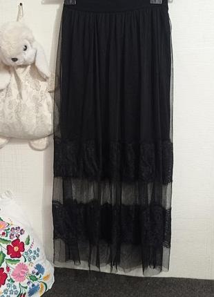 Длинная юбка в бельевом стиле.