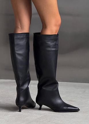 Жіночі чоботи із натуральної шкіри на шпильці чорного кольору 11071
