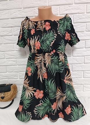 Пляжное/ летнее платье с открытыми плечами и тропическим принтом.