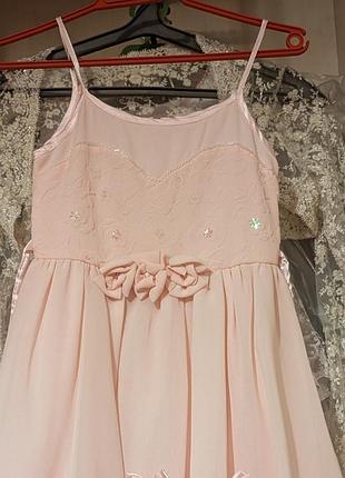 Платье новое, розовое с бантиками и расчками, есть юбочка под платьем, с молнией и завязками