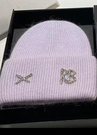 В'язана шапка з лого зі стразів у лавандовому кольорі