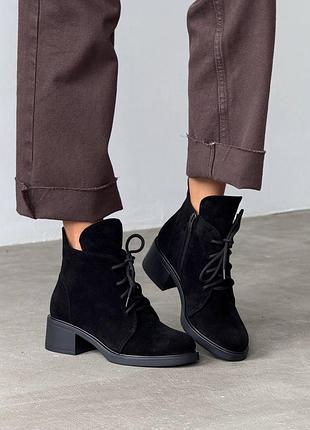 Классические черные замшевые ботинки на каблуке деми
