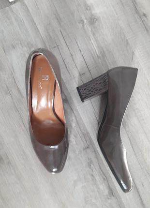 Кожаные лакированные босоножки 40 размера, новые