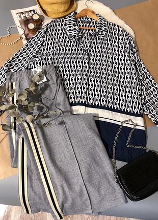 Розкішна принтована блуза на ґудзиках