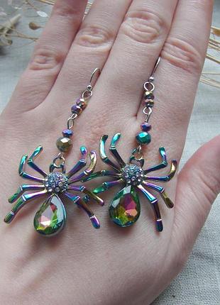 Серьги радужные пауки сережки с пауками длинные хамелеон радужный металл в стиле готик на хеллоуин