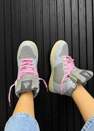 Яркие женские зимние кроссовки