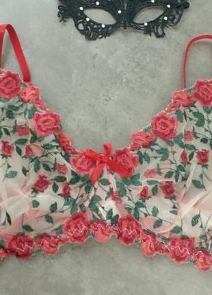 Тонкий бюстгальтер с вышивкой.