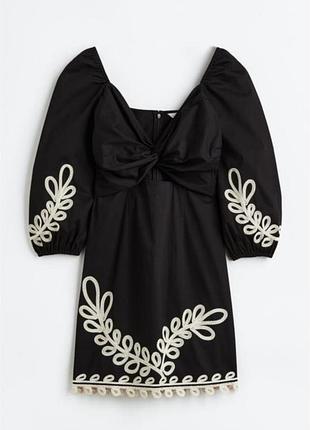 Шикарна сукня з вишивкою