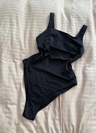 Черный купальник с широкими шлейками