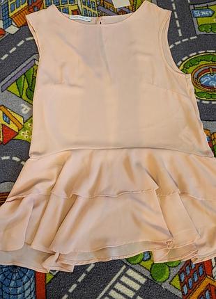 Светло-розовая блузка без рукавов с воланами