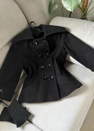 Тепле укорочене пальто на гудзиках mango