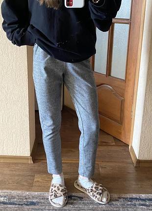 Класичні жіночі базові сірі штани в клітинку прямого крою