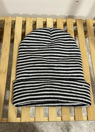 Шапка чорно біла