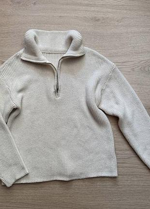 Светр молочного кольору з коміром на блискавці