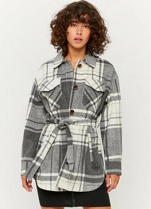 Комфортное с карманами и поясом пальто