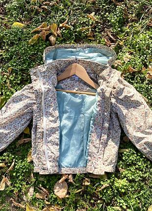 Дитяча бежева вітровка з капюшоном в квітковий принт marks & spencer на дівчинку, 4–5 років, зріст 110 см