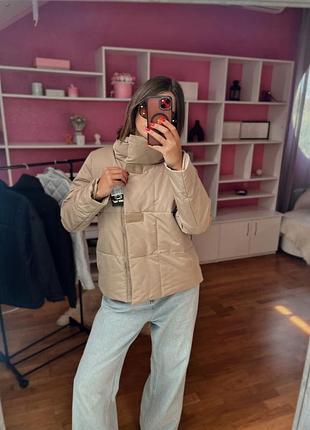 Куртка жіноча демісезонна з тепліших напівприталений силует бежевого кольору зі стійкою