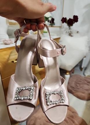 Шикарные босоножки 40р