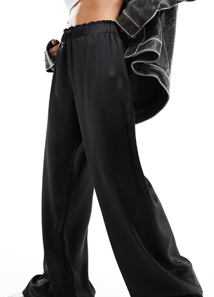 Чорні атласні штани палаццо