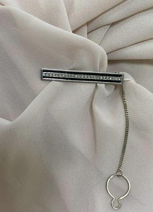 Срібний затискач для краватки з чорною емаллю та фіанітами.