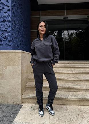 Теплый женский брючный костюм