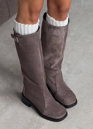 Коричневі натуральні замшеві зимові чоботи труби з ремінцем пряжкою квадратним носом замша євро зима європейки какао