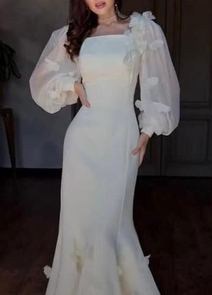 Роскошное молочное платье с цветами