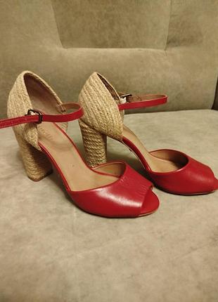 Яркие туфли на высоком каблуке