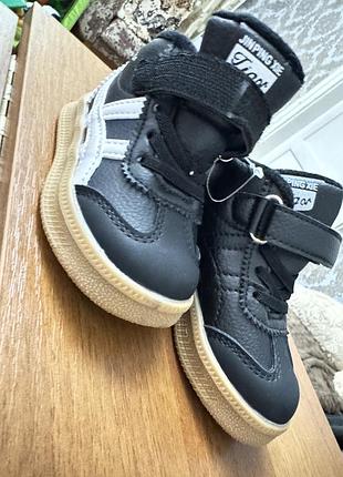 Продам кросівки нові, не одягли жодного разу 22 розмір, теплі осінь весна