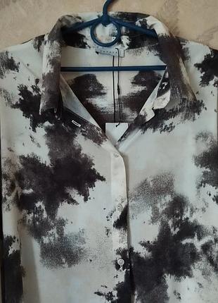 Легкая свободная рубашка.