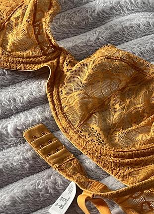 Мереживний жіночий бюстгальтер гірчичного кольору