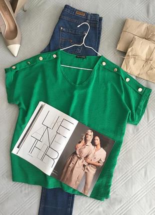 Роскошная стильная блуза с декоративными пуговицами в изумрудном цвете в размере 18