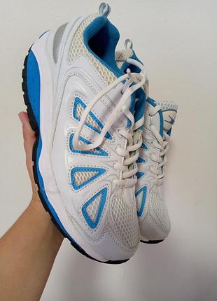 Кросівки зі зігнутою підошвою