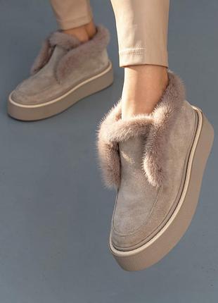 Теплі бежеві замшеві лофери з опушенням з норки черевики