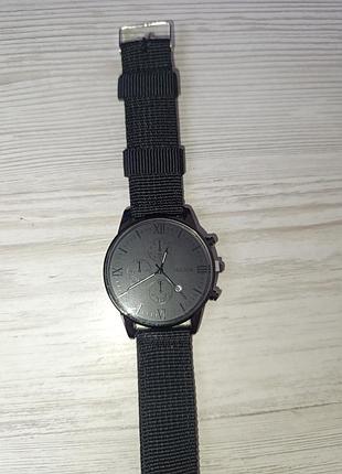 Наручные часы с черным ремешком