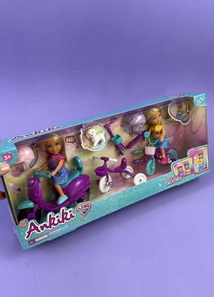 Набір ляльок з аксесуарами та транспорту.