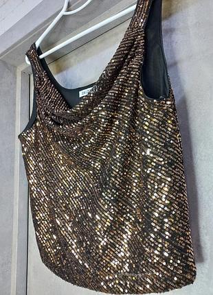 Невероятно красивая, фирменная, с пайетками, нарядная майка, с напуском на груди, черно-золотистая