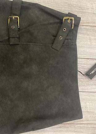 Высокая мини-юбка из искусственной кожи черного цвета с пряжкой