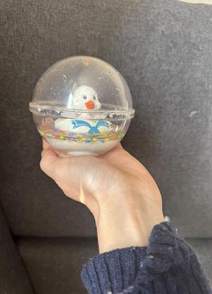 Каченя біле що плаває в кулі fisher price