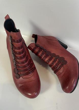 Вінтажні червоні шкіряні готичні черевики ботильйони ботинки вікторіанський готичний стиль етнічне  взуття до українського строю