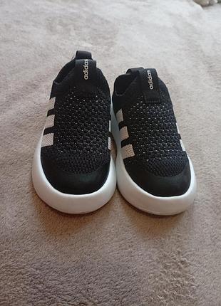 Кросівки adidas, розмір 26 в дуже хорошому стані майже нові 3 рази взували.
дуже легенькі та зручні.