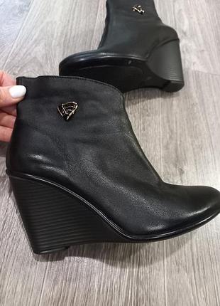 Невероятно легкие, утепленные, натуральная кожа 100%, танкетка, ботинки, ботильоны, демисизон, черные,подошва стелла