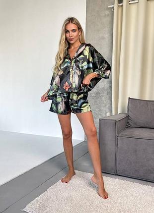 Пижама женская черная зеленая шелковая с шортами осенняя весенняя