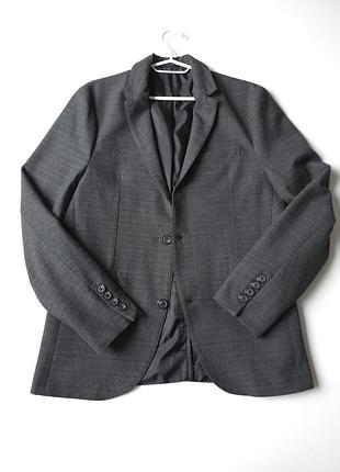 Пиджак серого цвета.