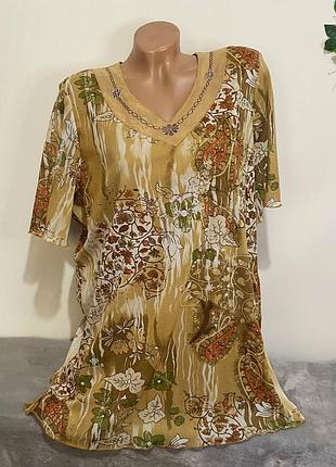 Женская блузка с этническим узором.