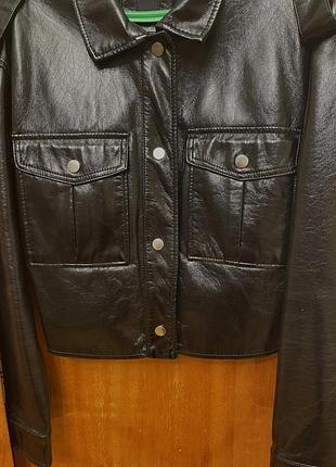 Косуха жіноча, лакова з еко шкіри.