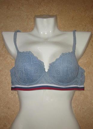 Голубой бюстгальтер.