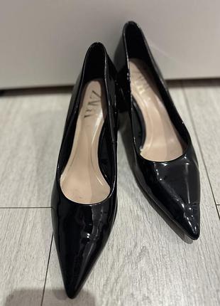 Туфлі лодочки човники лакові zara