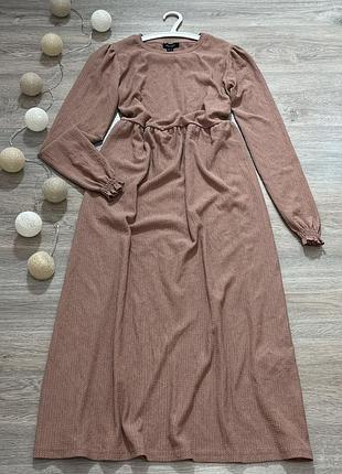 Актуальна трикотажна сукня.